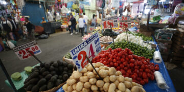 Inflación en México se acelera a 4.59% en marzo y rebasa objetivo de Banxico