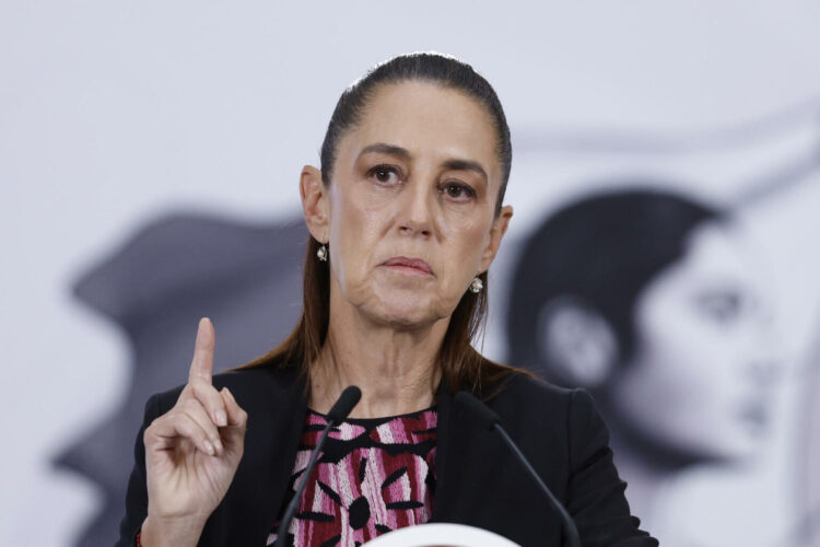MEX9411. CIUDAD DE MÉXICO (MÉXICO), 13/04/2026.- La presidenta de México, Claudia Sheinbaum, habla durante una rueda de prensa este lunes en Palacio Nacional de la Ciudad de México (México). Sheinbaum aseguró que nunca se ha roto la relación diplomática con España y reconoció el reciente "acercamiento" bilateral, aunque insistió en que se deben reconocer los abusos cometidos durante la conquista española, días antes de realizar de su primer viaje al país europeo desde que asumió el cargo en 2024. EFE/Sáshenka Gutiérrez