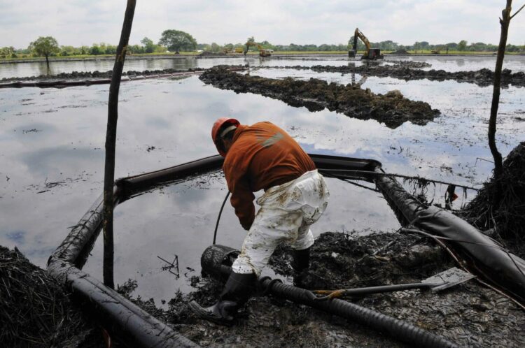 Empleados de la estatal Petróleos Mexicanos (Pemex) continúan con la extracción de crudo vertido durante un derrame de combustible. Imagén de archivo. EFE/JAIME AVALOS