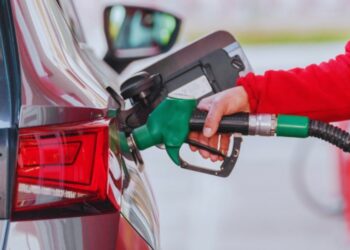 Sheinbaum encara a gasolineros: “no hay razón para el diésel caro” y convoca a reunión urgente