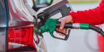 Sheinbaum encara a gasolineros: “no hay razón para el diésel caro” y convoca a reunión urgente