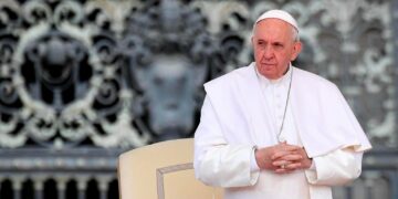 León XIV honra a Francisco a un año de su muerte y destaca su legado con los más vulnerables