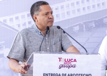 Dignifica Ricardo Moreno escuelas toluqueñas con la entrega de arcotechos