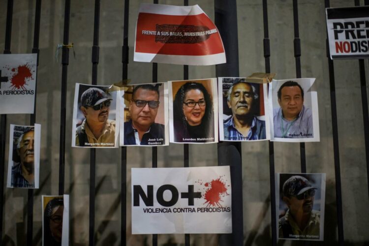 Imagen de archivo de una vista de los retratos de periodistas mexicanos asesinados en 2022, durante una protesta de sus colegas frente a la sede de la Secretaria de Gobernación para rechazar la violencia, en Ciudad de México (México). EFE/Isaac Esquivel