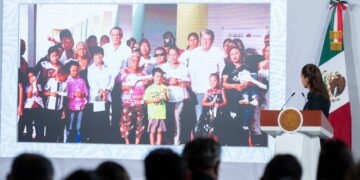 En enlace a la mañanera, presidenta Sheinbaum y Américo entregan viviendas a familias de pescadores en Tamaulipas