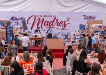 Celebra Ricardo Moreno a mamás servidoras públicas del municipio de Toluca