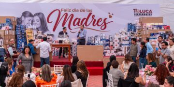 Celebra Ricardo Moreno a mamás servidoras públicas del municipio de Toluca