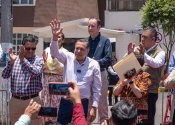 Entrega Ricardo Moreno calle Valentín Gómez Farías, primera vialidad reconstruida con “Diablo Dragón”