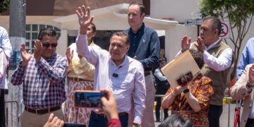 Entrega Ricardo Moreno calle Valentín Gómez Farías, primera vialidad reconstruida con “Diablo Dragón”