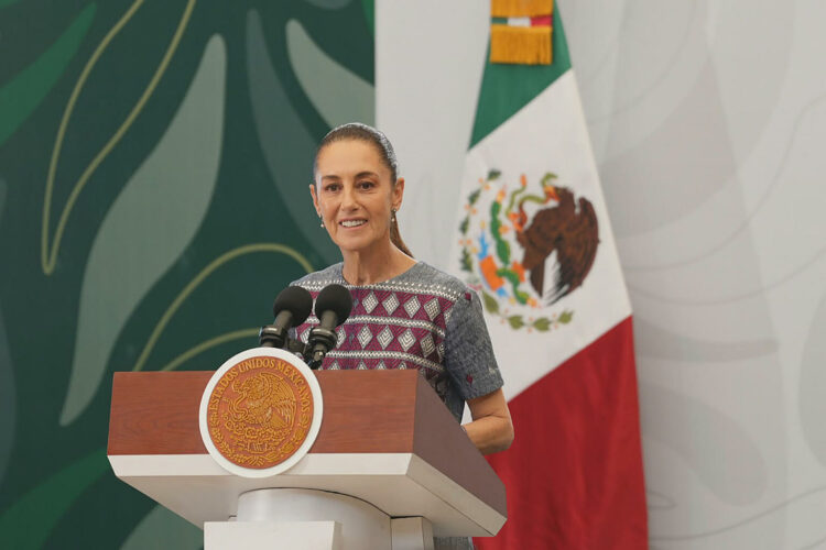 MEX1614. CIUDAD DE MÉXICO (MÉXICO), 01/05/2026.- Fotografía cedida este viernes por la presidencia de México, de la mandataria mexicana, Claudia Sheinbaum, durante una rueda de prensa en la Ciudad de México (México). Sheinbaum afirmó que se siente tranquila y fuerte pese a las acusaciones de Estados Unidos hacia el gobernador de Sinaloa, Rubén Rocha Moya, y otros nueve funcionarios, así como en el caso de la presunta presencia de agentes estadounidenses en el estado de Chihuahua en operativos contra el narcotráfico. EFE/Presidencia de México/SOLO USO EDITORIAL/NO VENTAS/SOLO DISPONIBLE PARA ILUSTRAR LA NOTICIA QUE ACOMPAÑA(CRÉDITO OBLIGATORO)