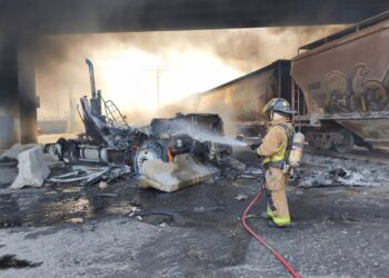Explosión de pipa tras choque con tren en Querétaro provoca cierre total de carretera
