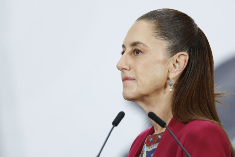 MEX2628. CIUDAD DE MÉXICO (MÉXICO), 13/05/2026.- La presidenta de México, Claudia Sheinbaum, habla en una rueda de prensa este miércoles, en el Palacio Nacional de la Ciudad de México (México). EFE/ Sáshenka Gutiérrez