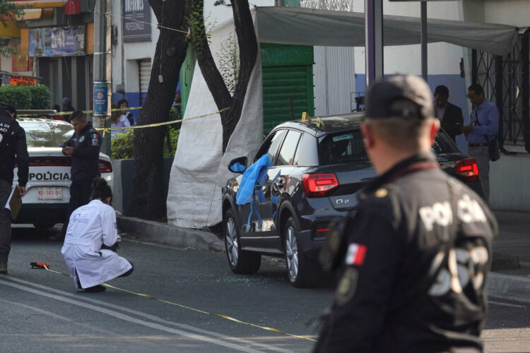 MEX2776. CIUDAD DE MÉXICO (MÉXICO),  20/05/2025.- Peritos forenses trabajan este martes en la zona donde fue asesinada la secretaria particular de la Jefa de Gobierno Clara Brugada, en una avenida principal de la Ciudad de México (México). La secretaria particular de la Jefa de Gobierno de la Ciudad de México, Clara Brugada, y un asesor fueron asesinados a balazos la mañana de este martes en la capital mexicana, informó la presidenta, Claudia Sheinbaum. EFE/Madla Hartz