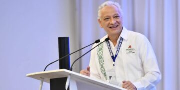 Sheinbaum descarta que salida de Víctor Rodríguez de Pemex esté ligada al derrame en el Golfo