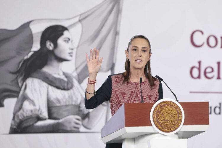 MEX3689. CIUDAD DE MÉXICO (MÉXICO), 25/05/2026.- La presidenta de México, Claudia Sheinbaum, habla durante una rueda de prensa este lunes, en el Palacio Nacional de Ciudad de México (México). Sheinbaum, afirmó que no existe ninguna imputación contra los funcionarios y políticos llamados a comparecer ante la Fiscalía General de la República (FGR) en investigaciones relacionadas con Chihuahua, por presencia de agentes extranjeros; y Sinaloa, tras la acusación en EEUU de presuntos lazos con el narcotráfico de funcionarios estatales. EFE/ José Méndez
