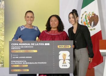 Sheinbaum entrega boleto para la inauguración del Mundial 2026 a joven de Veracruz
