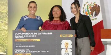 Sheinbaum entrega boleto para la inauguración del Mundial 2026 a joven de Veracruz