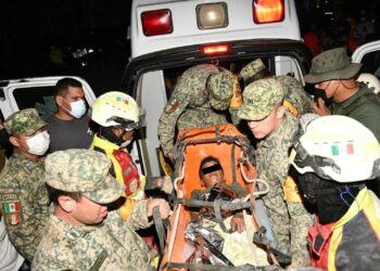 Rescata el Ejército Mexicano a un niño de 9 años atrapado tras el terremoto en Venezuela