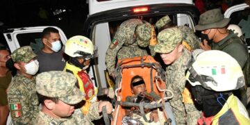 Rescata el Ejército Mexicano a un niño de 9 años atrapado tras el terremoto en Venezuela