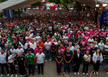 Más de 10 mil aficionados celebran triunfo de México en Plaza del Carmen
