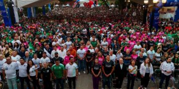 Más de 10 mil aficionados celebran triunfo de México en Plaza del Carmen