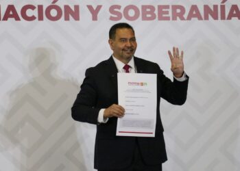 Arropan cientos de chihuahuenses a Cruz Pérez Cuéllar en su registro como defensor de la 4T en Chihuahua