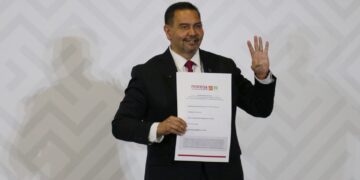 Arropan cientos de chihuahuenses a Cruz Pérez Cuéllar en su registro como defensor de la 4T en Chihuahua