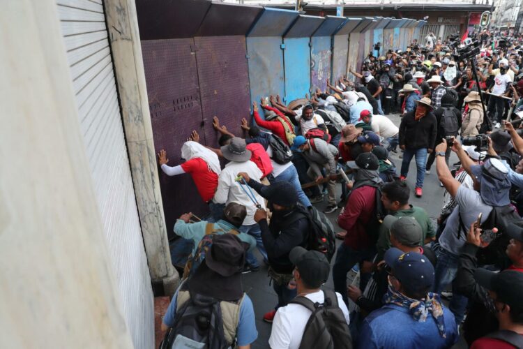 MEX4422. CIUDAD DE MÉXICO (MÉXICO), 01/06/2026.- Integrantes de la Coordinadora Nacional de Trabajadores de la Educación (CNTE) intentan derribar una valla durante una protesta este lunes, para que atiendan sus demandas laborales en Ciudad de México (México). EFE/ Mario Guzmán