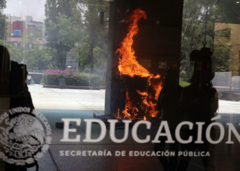 Maestros de la CNTE irrumpen en instalaciones de la SEP durante protesta