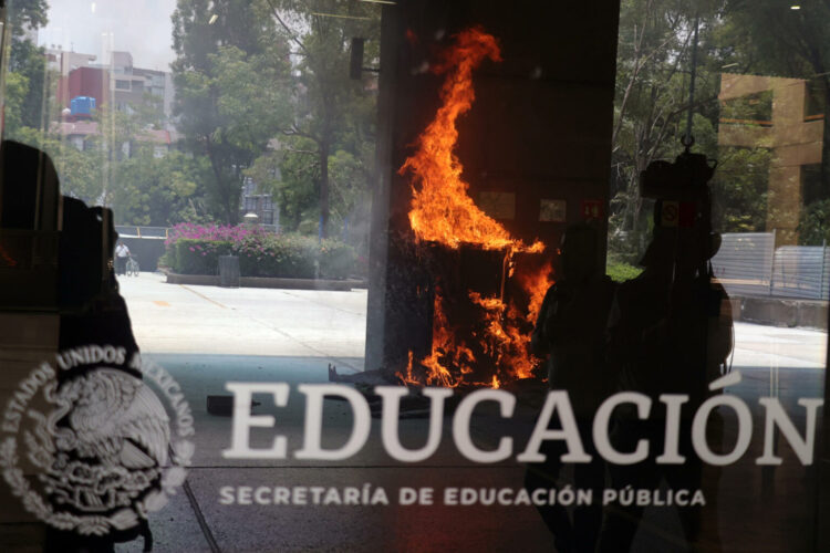 Maestros de la Coordinadora Nacional de Trabajadores de la Educación (CNTE) incendiaron mobiliario en las oficinas de la Secretaría de Educación Pública este miércoles, durante una manifestación en Ciudad de México (México). EFE/ Madla Hartz