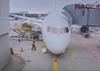 Pánico en Frankfurt: colapsa tren de aterrizaje de un avión y deja varios heridos