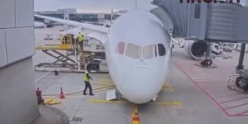 Pánico en Frankfurt: colapsa tren de aterrizaje de un avión y deja varios heridos