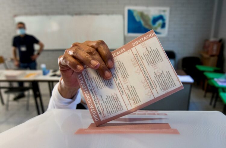 Datos del organismo autónomo indican que con esta innovación tecnológica se habilitará el voto para 4.804 ciudadanas y ciudadanos coahuilenses y mexiquenses para que emitan su voto por internet. Foto de archivo. EFE/Miguel Sierra