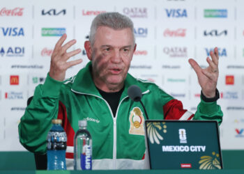 Aguirre busca reemplazo para César Montes de cara al duelo ante Corea del Sur
