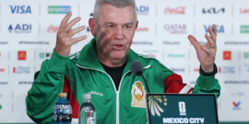 Aguirre busca reemplazo para César Montes de cara al duelo ante Corea del Sur