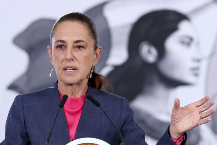 MEX5917. CIUDAD DE MÉXICO (MÉXICO), 15/06/2026.- La presidenta de México, Claudia Sheinbaum, habla durante una rueda de prensa este lunes en Palacio Nacional de la Ciudad de México (México). Sheinbaum llamó a reflexionar sobre la creciente comercialización del fútbol y sostuvo que la Copa del Mundo debe ser mucho más que un negocio, al defender el carácter "social" del deporte. EFE/Mario Guzmán