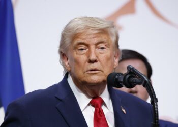 Trump insiste en que los cárteles controlan México y afirma que Sheinbaum está “muy asustada”