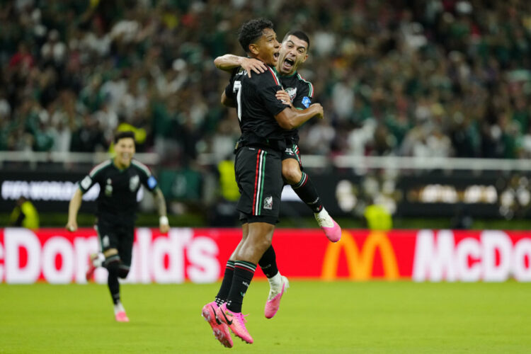 GR5130. GUADALAJARA (MÉXICO), 18/06/2026.- Luis Romo (i) de México celebra su gol este jueves, en un partido del grupo A del Mundial de la FIFA 2026 entre México y Corea del Sur, en el estadio Akron en Guadalajara (México). EFE/ Francisco Guasco