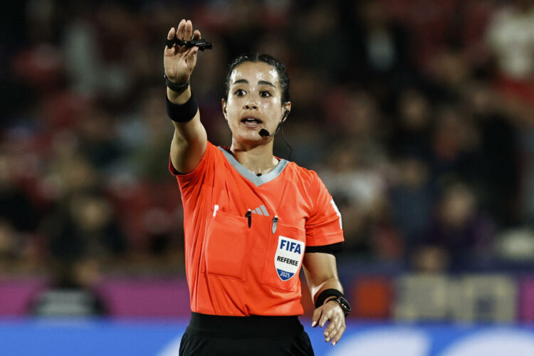 Fotografía de archivo de la árbitra Katia Itzel García durante un partido de octavos de final de la Copa Mundial Sub-20 entre Japón y Francia en el estadio Nacional Julio Martínez Prádanos, en Santiago (Chile). EFE/Osvaldo Villarroel