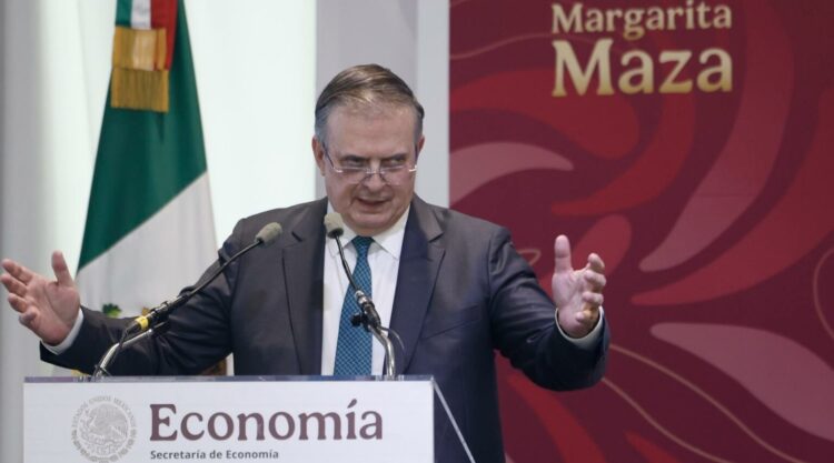 El secretario de Economía de México, Marcelo Ebrard, habla en una rueda de prensa este martes, en Ciudad de México (México). EFE/Sáshenka Gutiérrez
