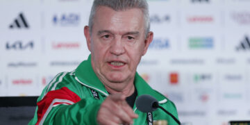 Aguirre descarta exceso de confianza y respalda la titularidad de Ochoa