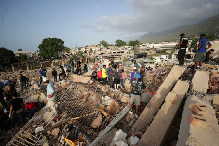 Personas realizan labores de búsqueda en una zona afectada por los terremotos en Venezuela. EFE/ Ronald Peña R