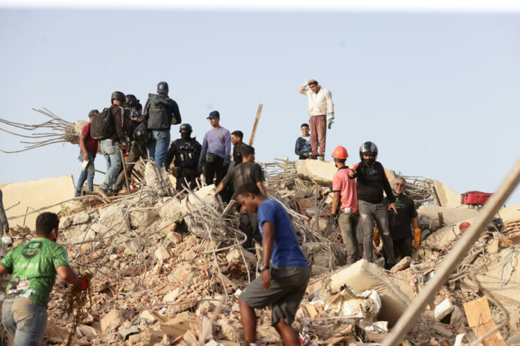 Personas realizan labores de búsqueda en una zona afectada por los terremotos, en La Guaira (Venezuela). EFE/ Ronald Peña R
