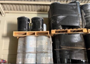 Decomisan cargamento histórico de metanfetamina líquida en Sinaloa