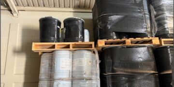 Decomisan cargamento histórico de metanfetamina líquida en Sinaloa