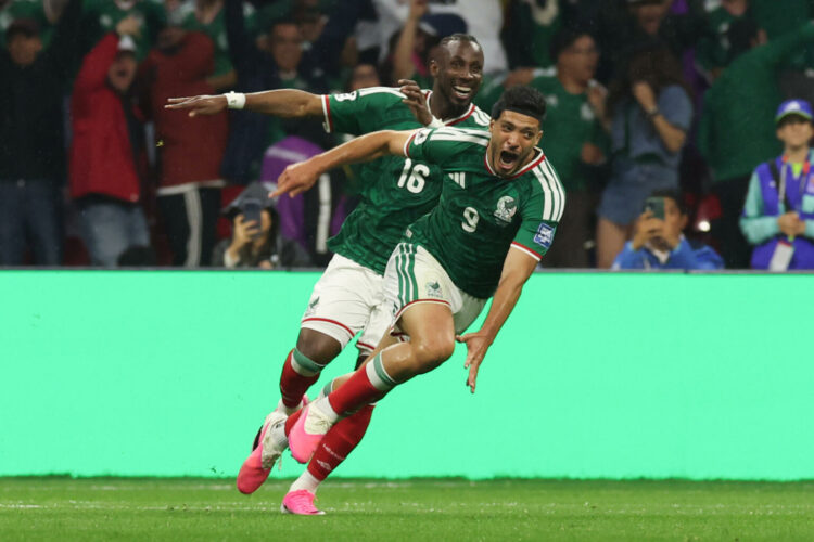 GR3204. CIUDAD DE MÉXICO (MÉXICO), 30/06/2026.- Raúl Jiménez (d) y Julián Quiñones de México celebran un gol este martes, en un partido de los dieciseisavos de final del Mundial de la FIFA 2026 entre México y Ecuador en el estadio Azteca?, en Ciudad de México (México). EFE/ Alex Cruz