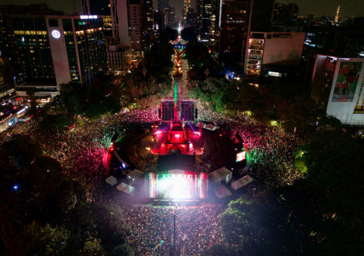 MEX7083. CIUDAD DE MÉXICO (MÉXICO), 01/07/2026.- Fotografía aérea que muestra aficionados de México celebrando el triunfo ante Ecuador en el Ángel de la Independencia este martes, en un partido de dieciseisavos de final del Mundial de la FIFA 2026, en Ciudad de México (México). EFE/ Tomás Pérez