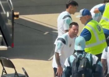 Provoca Messi una carcajada tras el decomiso de un encendedor a un compañero en EE.UU.