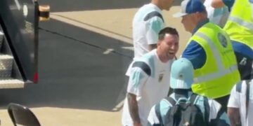 Provoca Messi una carcajada tras el decomiso de un encendedor a un compañero en EE.UU.
