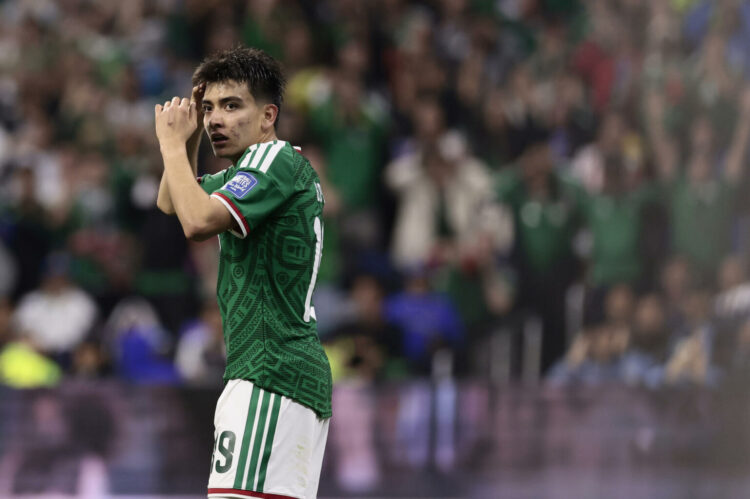 GR3208. CIUDAD DE MÉXICO (MÉXICO), 30/06/2026.- Gilberto Mora de México reacciona este martes, en un partido de los dieciseisavos de final de la FIFA 2026 entre México y Ecuador, en el estadio Azteca en la Ciudad de México (México). EFE/ José Méndez